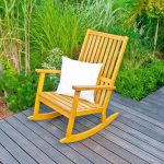Krzesła ogrodowe. Ponadczasowa drewniana klasyka
