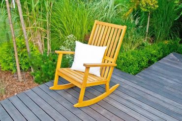 Krzesła ogrodowe. Ponadczasowa drewniana klasyka